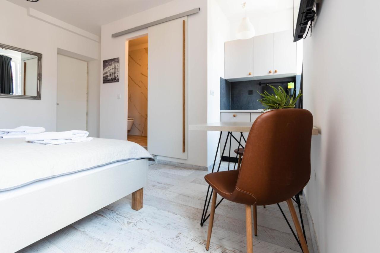 L&B City Center Studios Apartments Пула Екстериор снимка
