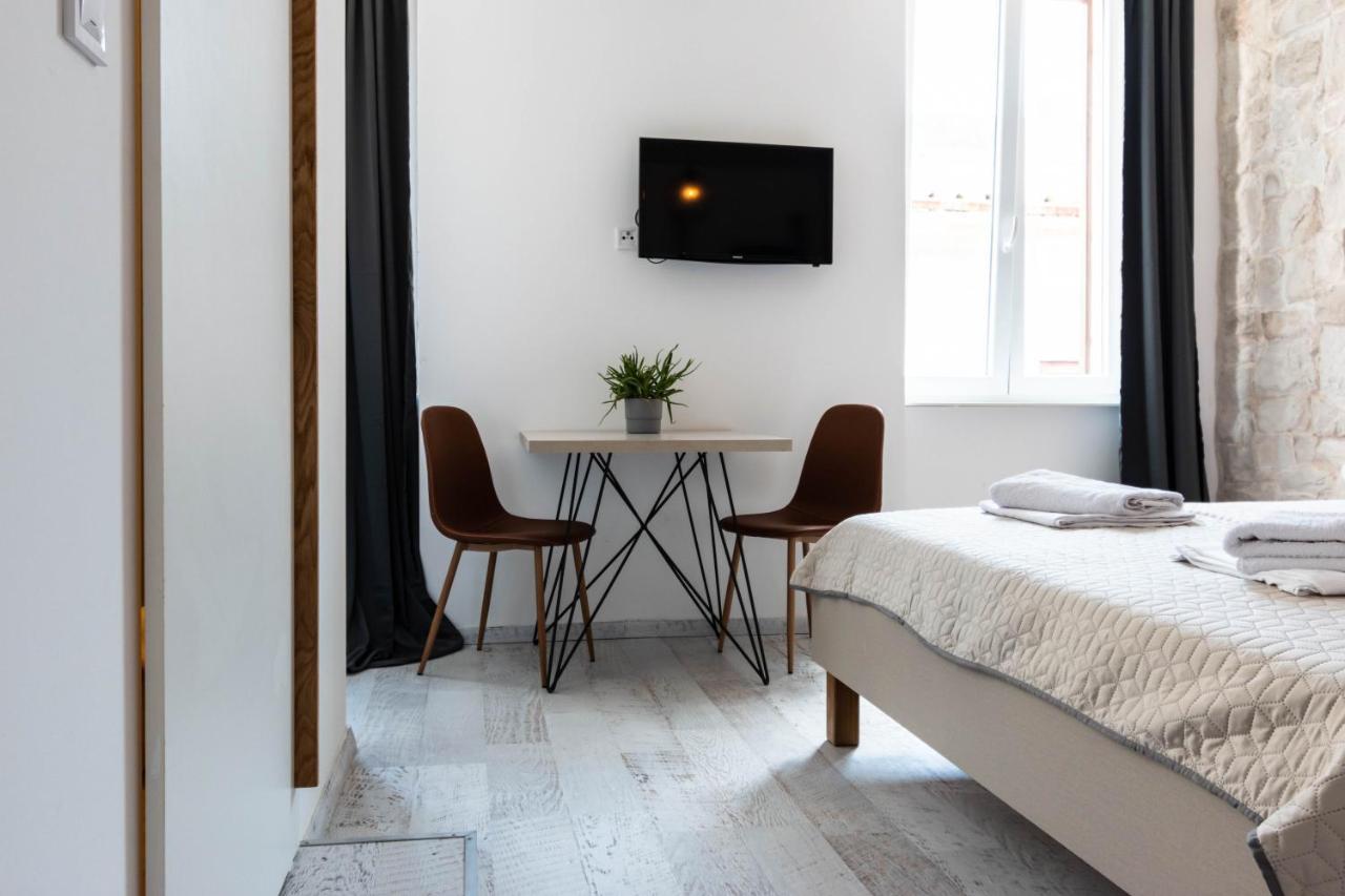 L&B City Center Studios Apartments Пула Екстериор снимка
